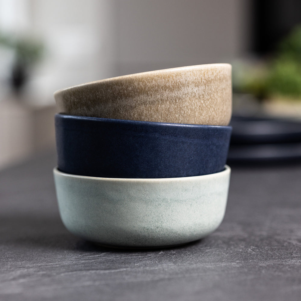 Drie verschillende kleuren stapelbare kommen in de kleuren On The Rocks, Midnight Blue en Ocean Breeze van Mimo Homeware.