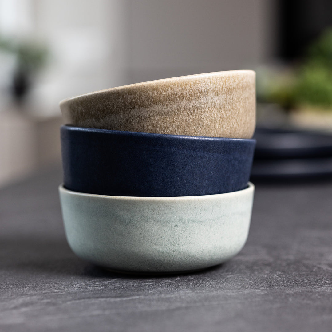 Drie verschillende kleuren stapelbare kommen in de kleuren On The Rocks, Midnight Blue en Ocean Breeze van Mimo Homeware.