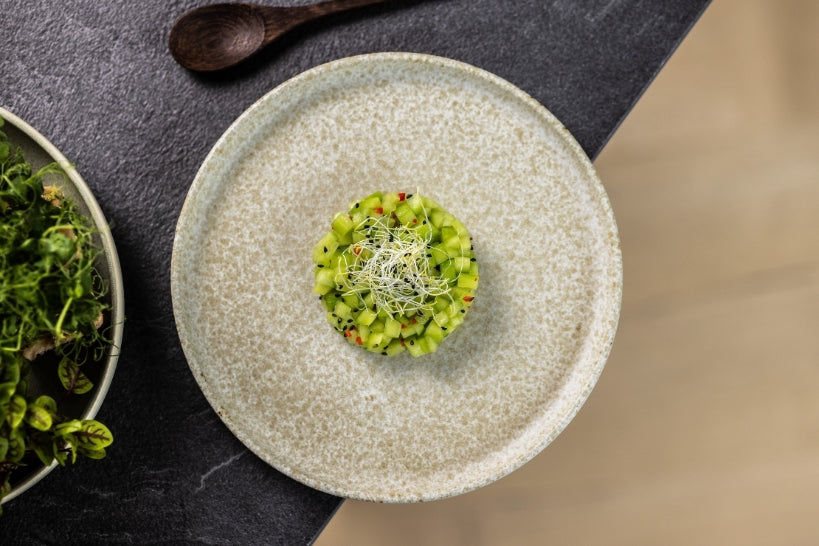 Ontbijtbord Broken Shells van Mimo Homeware, rustiek keramiek servies met een komkommertartaar in een ronde platingstijl.
