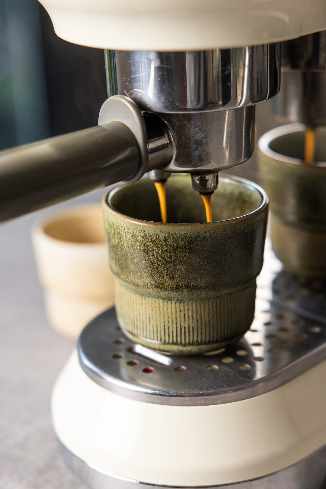 Donkergroen koffiekopje zonder oor, natuurlijk Scandinavisch ontwerp van Mimo Homeware.