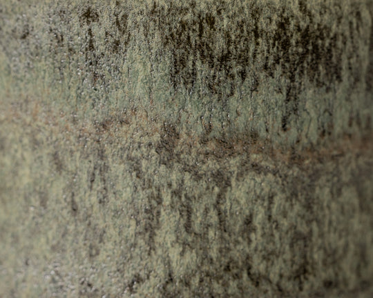 Gedetailleerde textuur van Mimo Homeware Deep Moss koffiekopje in donkergroen.