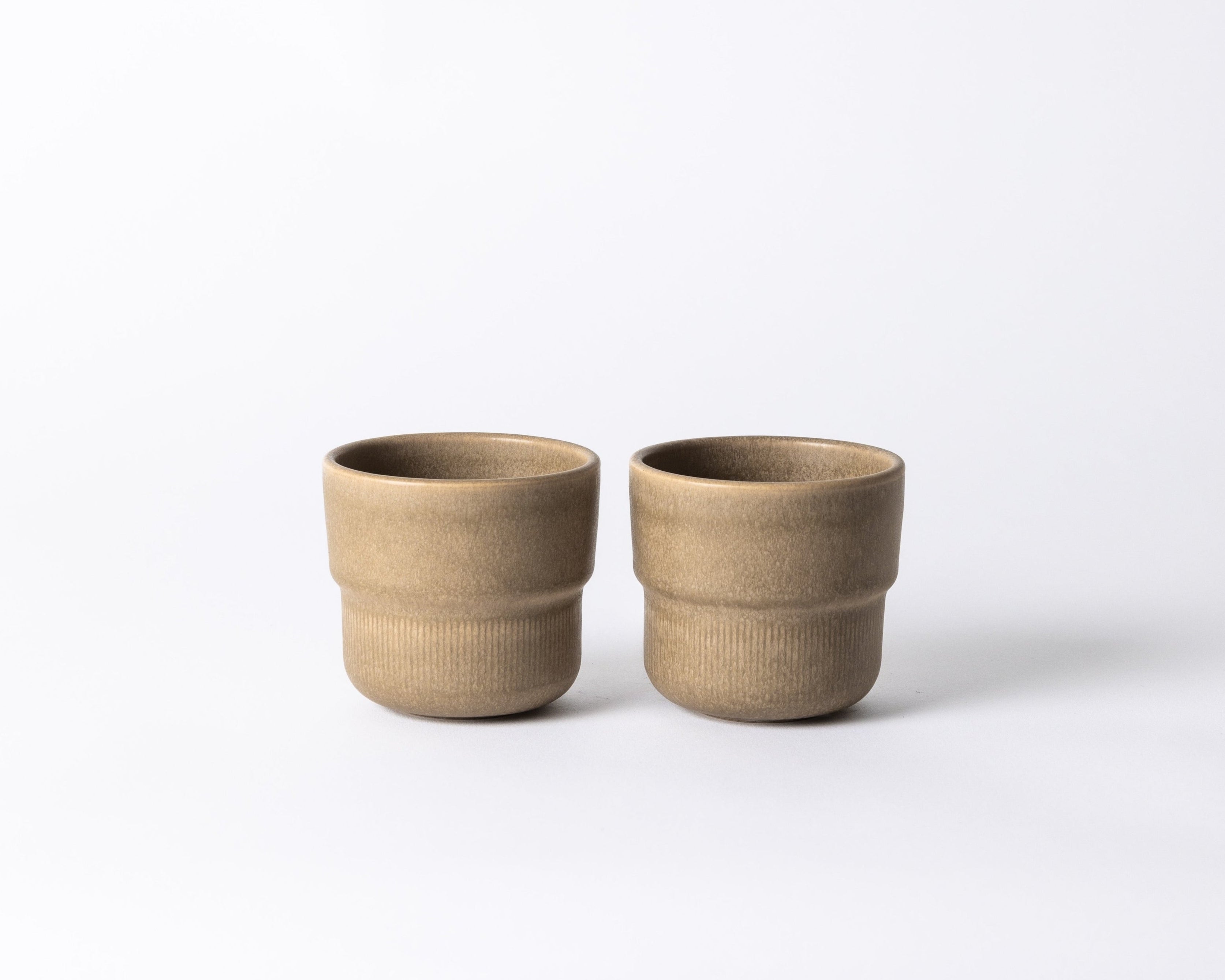 Aardetinten keramisch koffiekopje On The Rocks van Mimo Homeware Amsterdam, warme uitstraling.