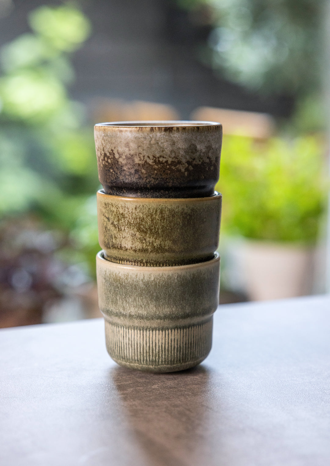 Drie opgestapelde koffiekopjes, van Mimo Homeware, in natuurkleuren voor een Japandi en Scandinavisch interieur.