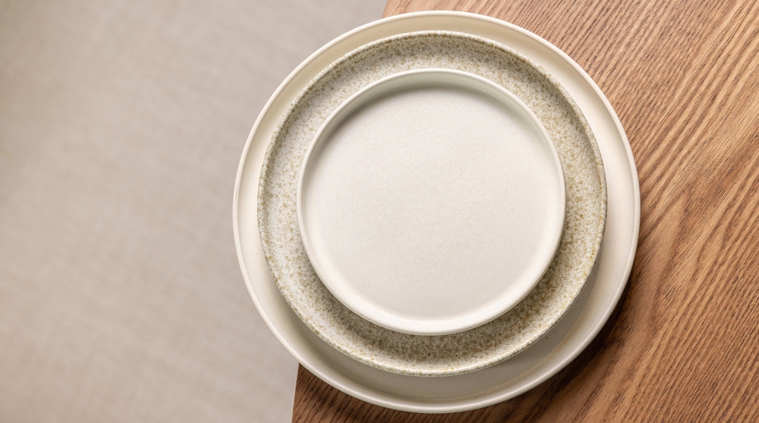 Wit met beige servies van Mimo Homeware. Minimalistisch, Scandinavisch servies voor een warm interieur.