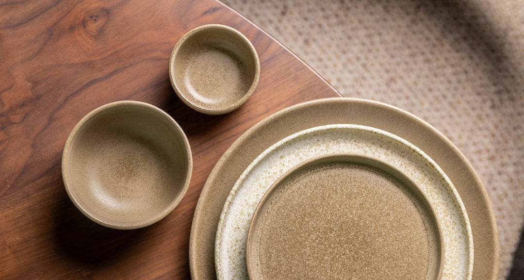 Bruin en beige servies, borden, kommen en schaaltjes van Mimo Homeware in warme interieursetting.
