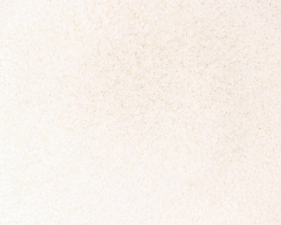 Gedetailleerde textuur van Mimo Homeware Dreamy Ivory servies en borden in wit en crème.
