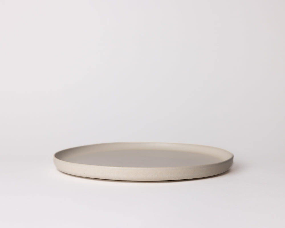 Liggend crème-wit dinerbord van Mimo Homeware, Dreamy Ivory. Portugees keramiek, tijdloos design.