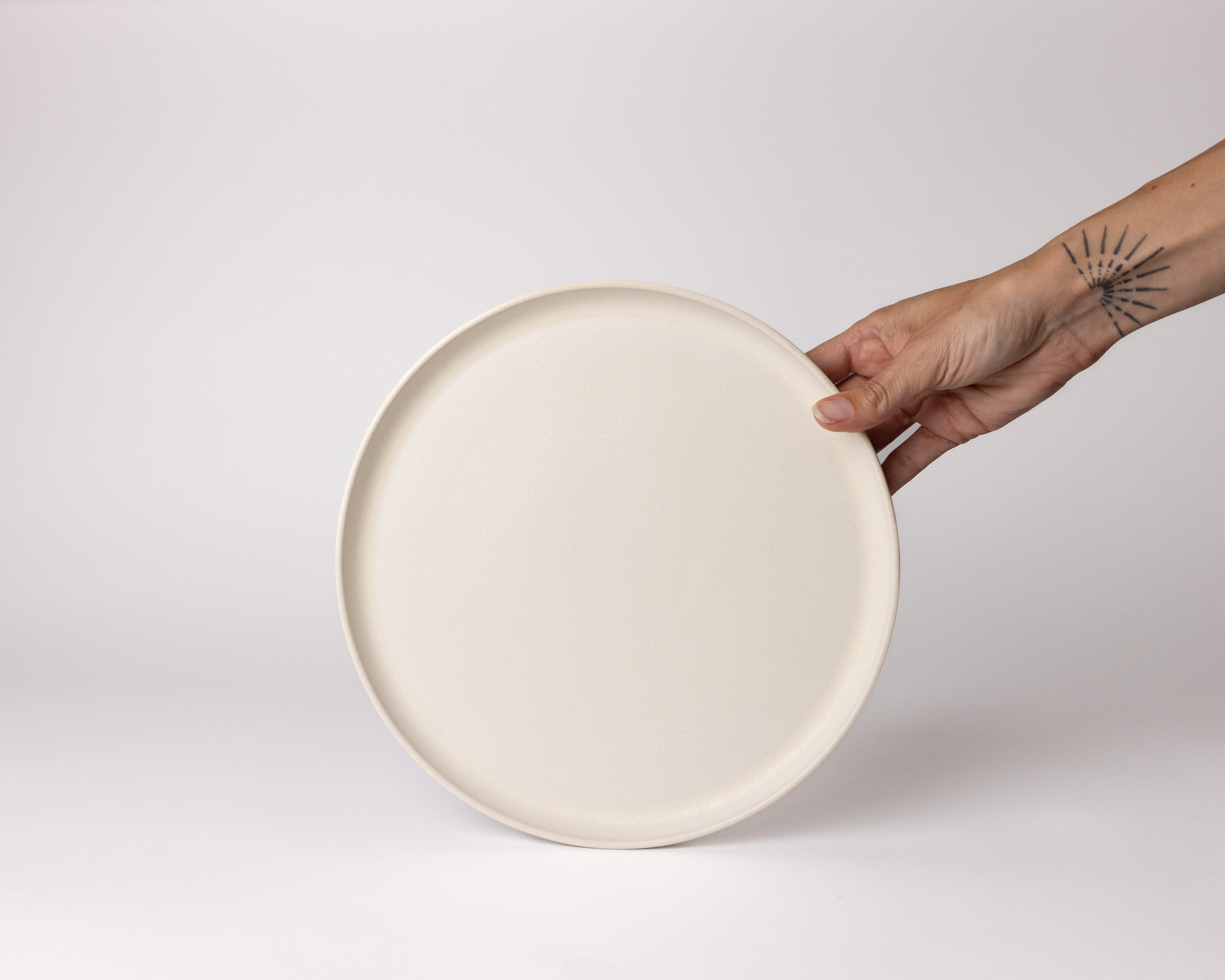 Tijdloos Crème-wit dinerbord van Mimo Homeware, uit de Dreamy Ivory collectie. Gemaakt van Portugees keramiek.