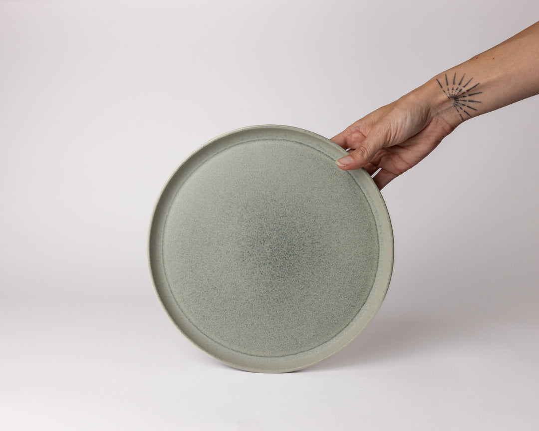 Dinerbord Ocean Breeze van Mimo Homeware in groenblauwe tint. Gemaakt van Portugees keramiek met een matte afwerking, ideaal voor een natuurlijk interieur.