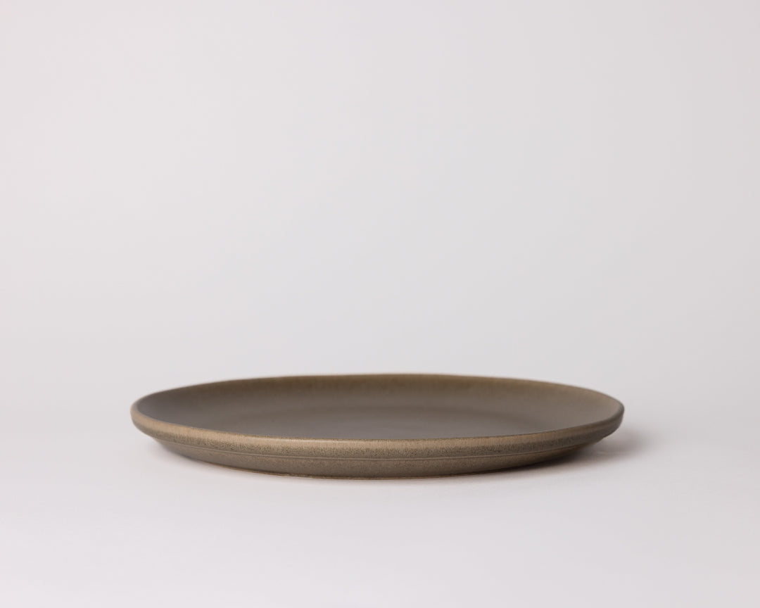 Liggend dinerbord On The Rocks van Mimo Homeware in mat aardebruin keramiek, Portugees design met een rustieke uitstraling.