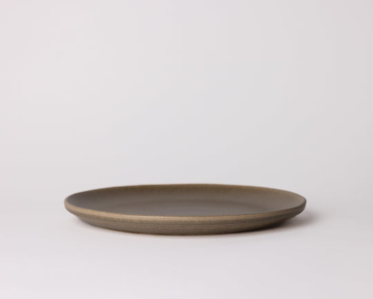 Liggend dinerbord On The Rocks van Mimo Homeware in mat aardebruin keramiek, Portugees design met een rustieke uitstraling.