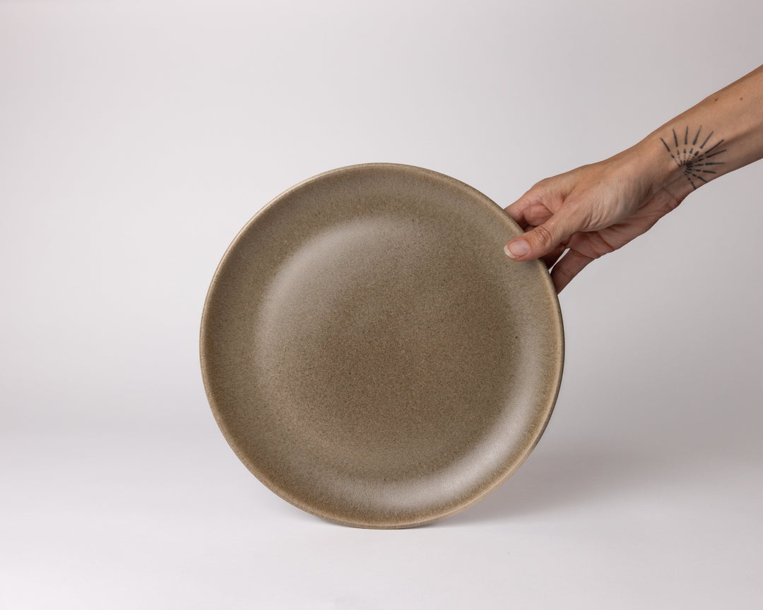 Dinerbord On The Rocks van Mimo Homeware van mat bruin servies. Portugees keramiek met een natuurlijke, rustieke uitstraling.