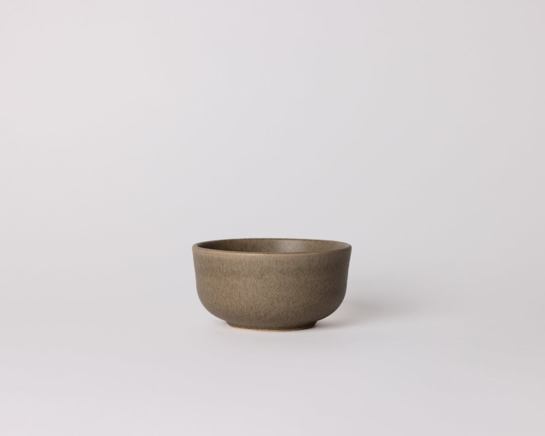 Kleine keramieken kom van Mimo Homeware in natuurlijke bruintint uit de On The Rocks collectie, met een rustieke, aardse uitstraling.