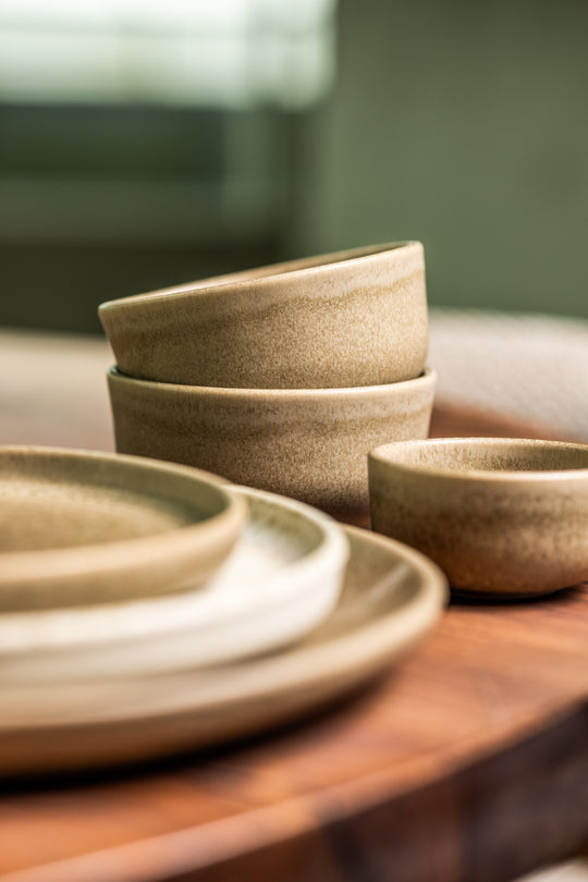 Serviesset in natuurlijke bruintinten van Mimo Homeware, geïnspireerd op rustieke Portugese serviezen voor een landelijk interieur.