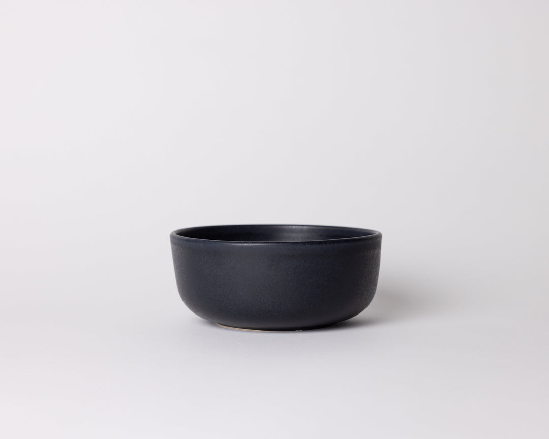 Mat donkerblauwe kom in Japandi-stijl van Mimo Homeware, gemaakt van Portugees keramiek.