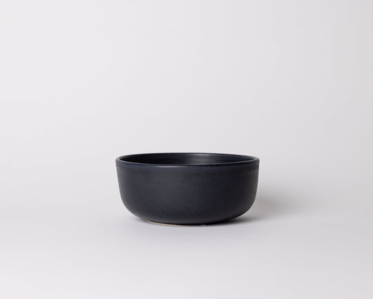 Mat donkerblauwe kom in Japandi-stijl van Mimo Homeware, gemaakt van Portugees keramiek.