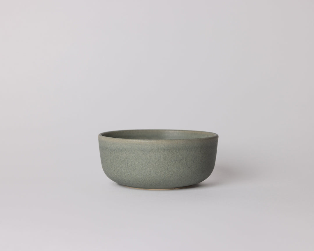 Kom Ocean Breeze van Mimo Homeware in groenblauwe tint. Gemaakt van Portugees keramiek met een matte afwerking. Perfect voor salades en soepen.