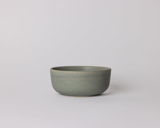 Kom Ocean Breeze van Mimo Homeware in groenblauwe tint. Gemaakt van Portugees keramiek met een matte afwerking. Perfect voor salades en soepen.
