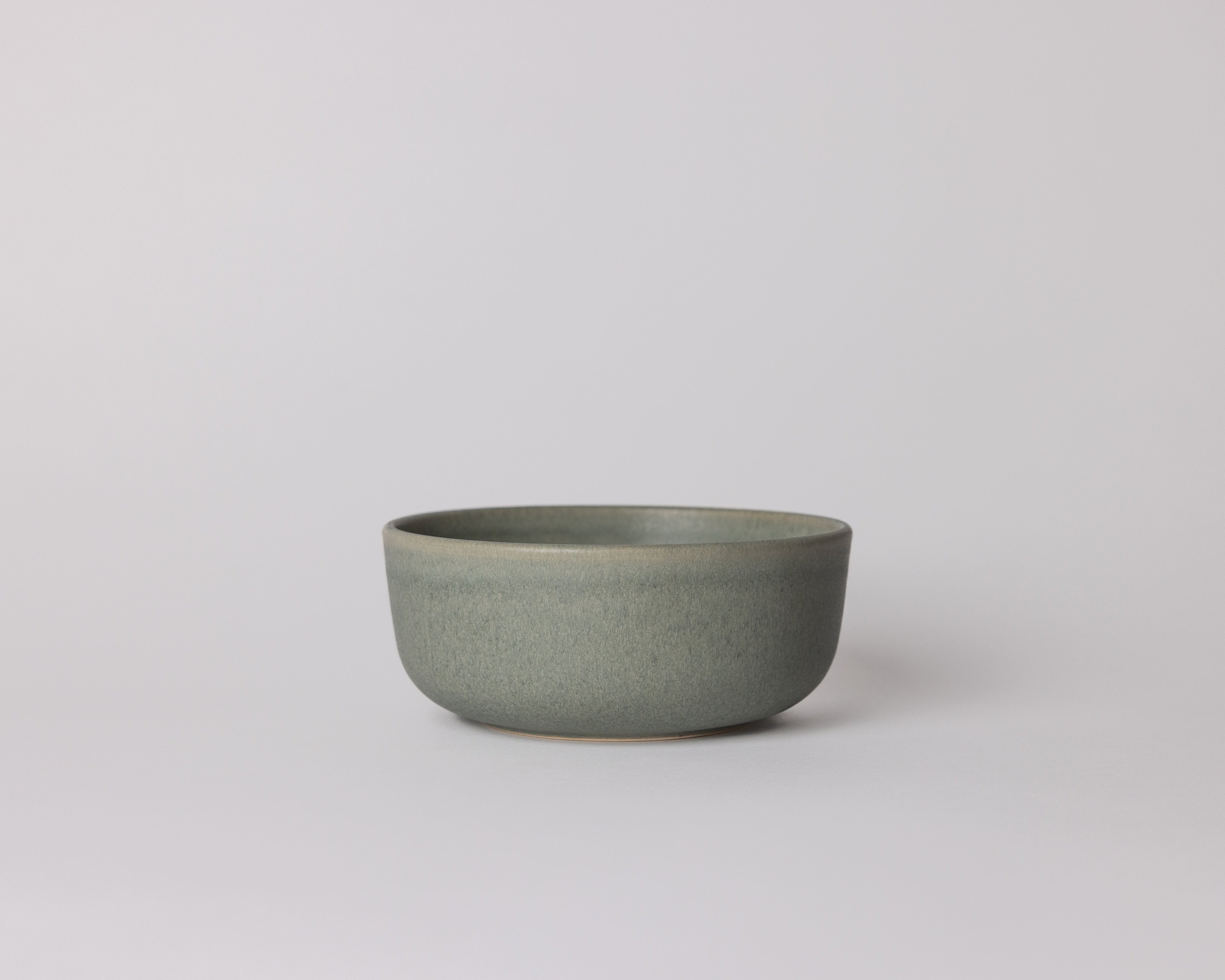 Kom Ocean Breeze van Mimo Homeware in groenblauwe tint. Gemaakt van Portugees keramiek met een matte afwerking. Perfect voor salades en soepen.