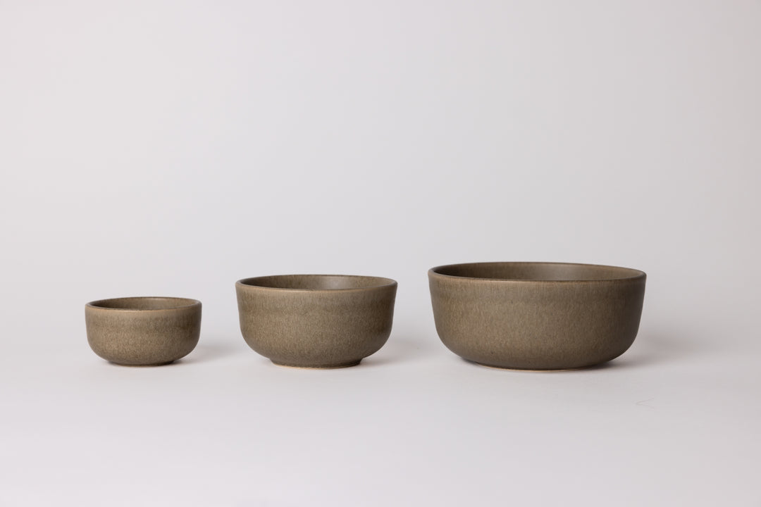 Drie keramieken kommen van Mimo Homeware in natuurlijke bruintinten uit de On the Rocks collectie, in klein, middel en groot formaat, samen gepresenteerd voor stijlvol geheel.
