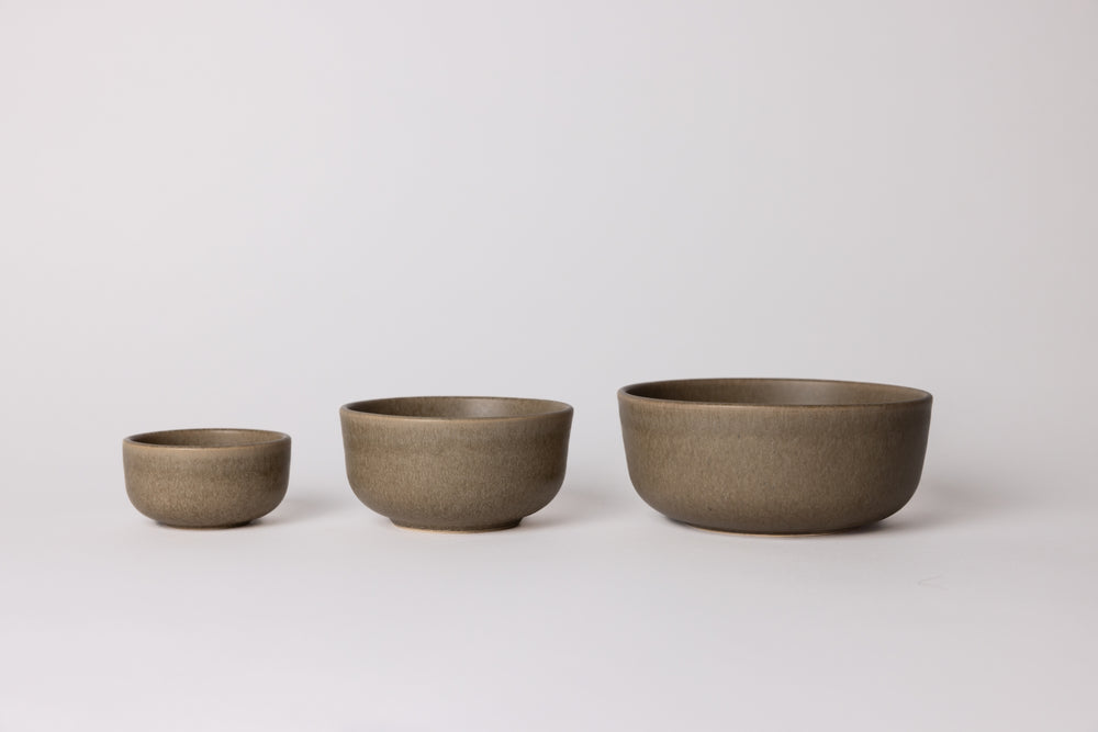 Drie keramieken kommen van Mimo Homeware in natuurlijke bruintinten uit de On the Rocks collectie, in klein, middel en groot formaat, samen gepresenteerd voor een stijlvol geheel.