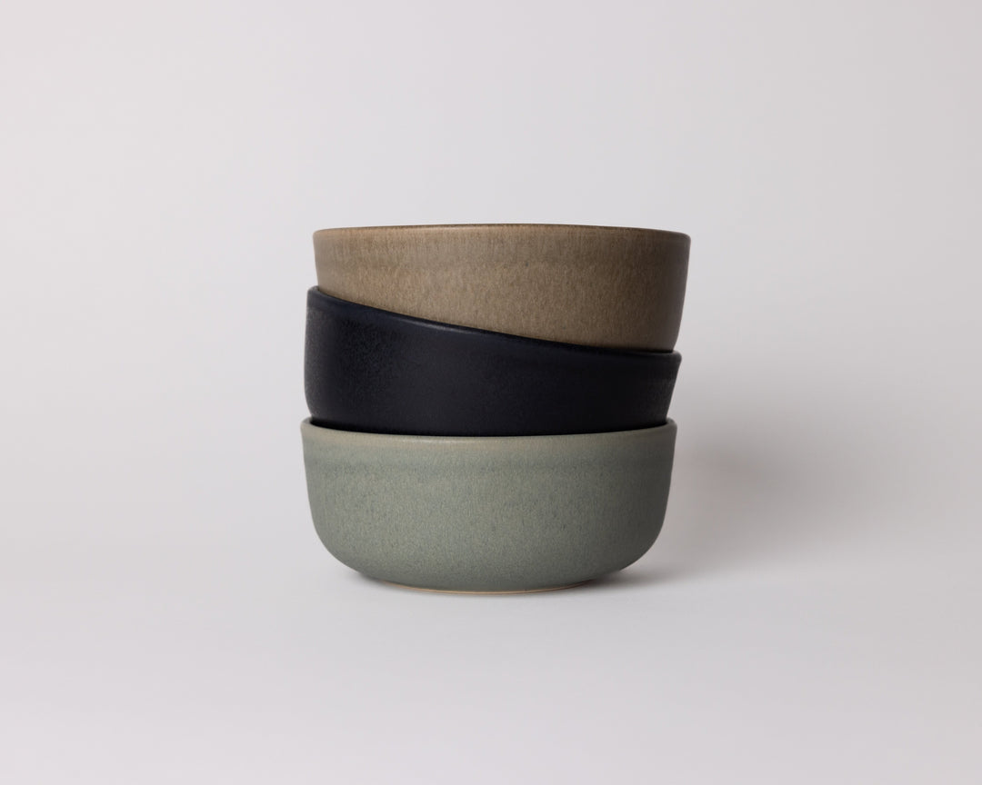 Mimo Homeware keramiek kommen in de natuurlijke kleuren bruin, donkerblauw en blauwgroen. Voor een Japandi interieur