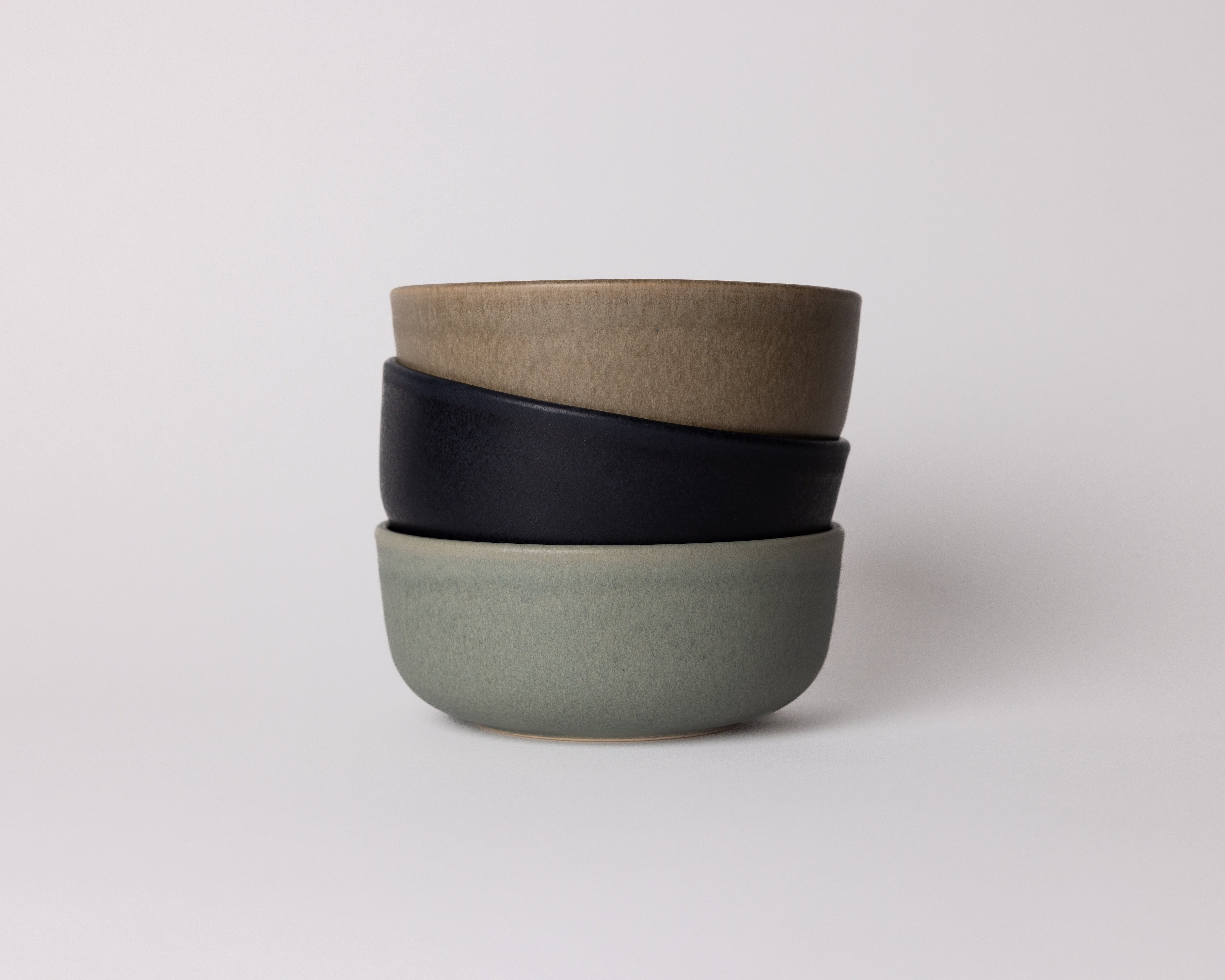 Mimo Homeware keramiek kommen in de natuurlijke kleuren bruin, donkerblauw en blauwgroen. Voor een Japandi interieur