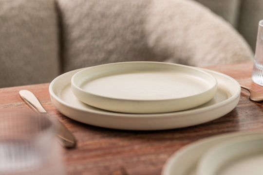 Witte en tijdloze keramieken serviesset Dreamy Ivory van Mimo Homeware, stapelbaar en perfect voor dagelijks gebruik.