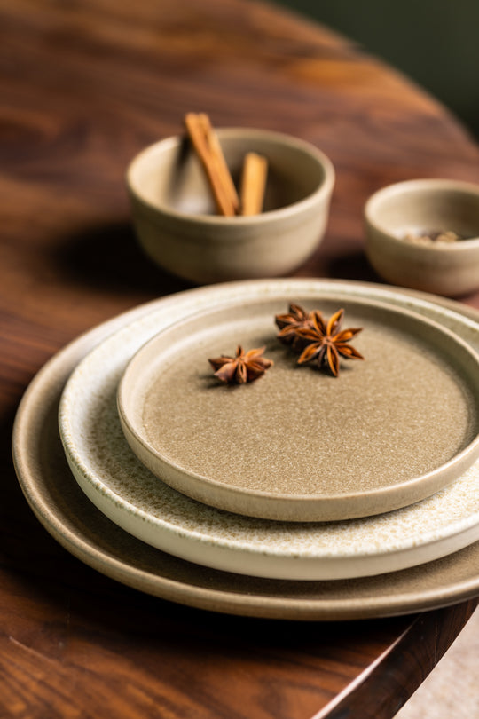 Aardewerk servies van Mimo in de kleuren beige en bruin. Deze zachte kleuren zijn perfect voor een Japandi interieur.