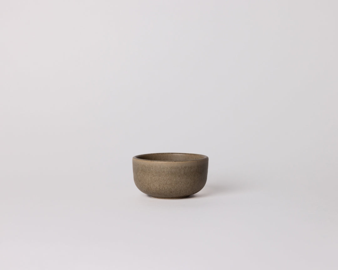 Klein keramieken dipschaaltje van Mimo Homeware in warme bruintint, perfect voor sauzen en kleine bijgerechten, uit de On The Rocks serviesset.