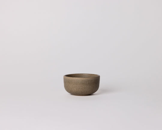 Klein keramieken dipschaaltje van Mimo Homeware in warme bruintint, perfect voor sauzen en kleine bijgerechten, uit de On The Rocks serviesset.