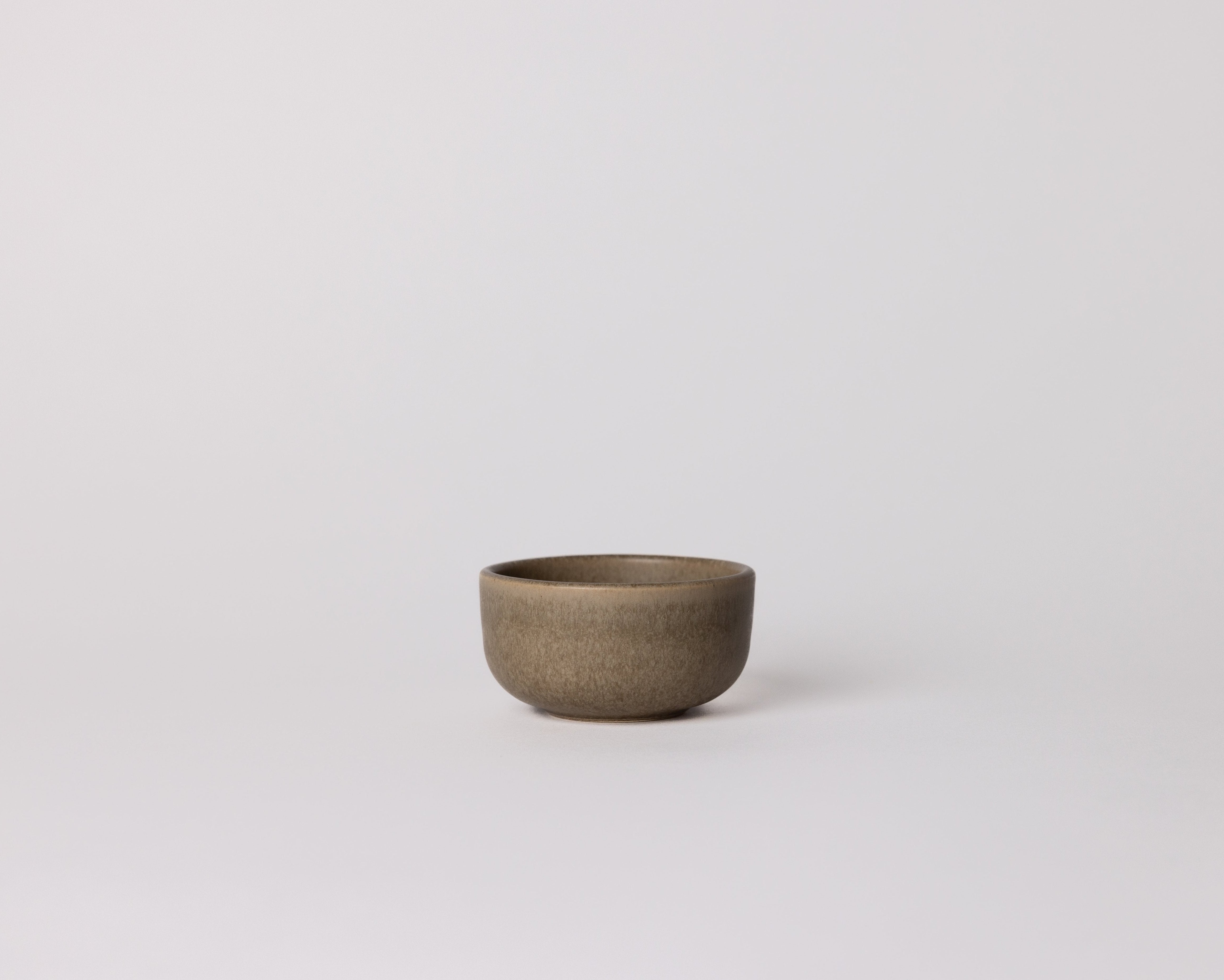 Klein keramieken dipschaaltje van Mimo Homeware in warme bruintint, perfect voor sauzen en kleine bijgerechten, uit de On The Rocks serviesset.