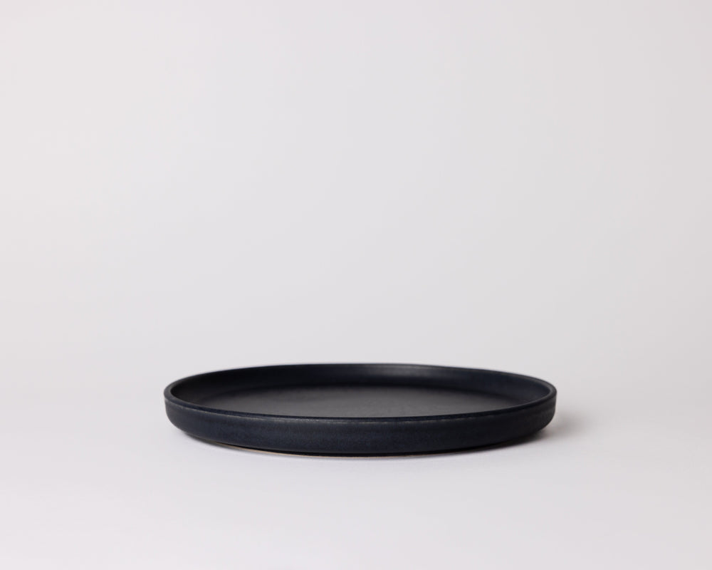 Donkerblauw ontbijtbord van Mimo Homeware, gemaakt van Portugees keramiek.