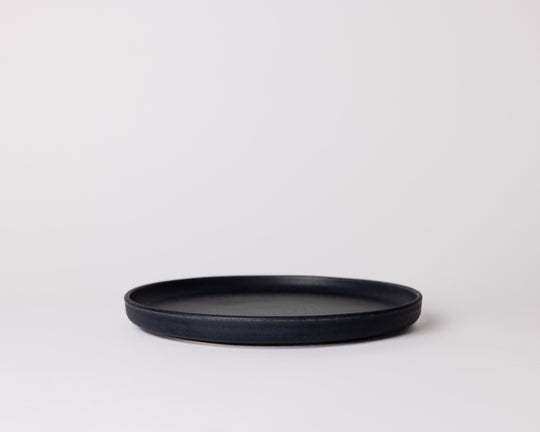 Donkerblauw ontbijtbord van Mimo Homeware, gemaakt van Portugees keramiek.