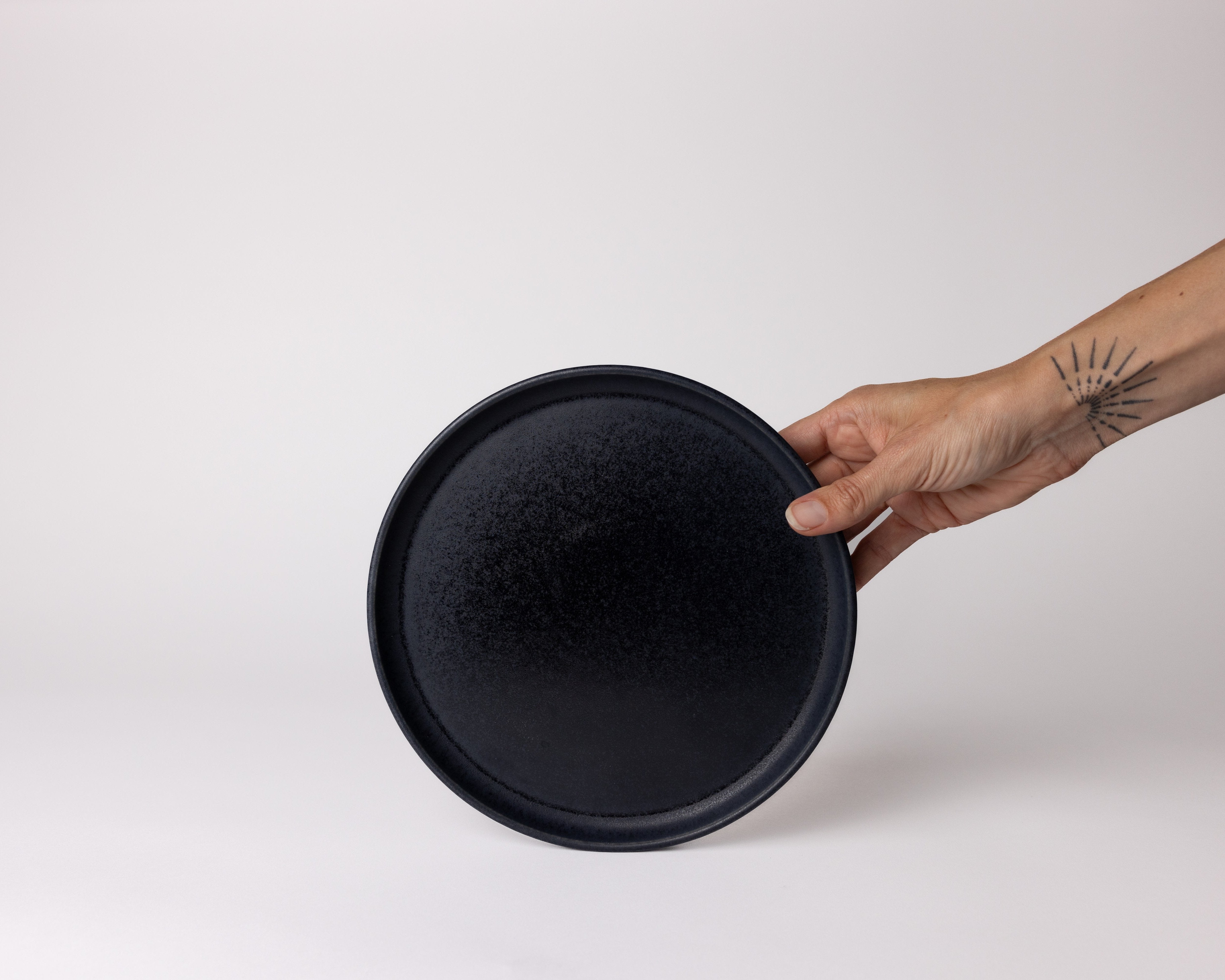 Mimo Homeware Portugees servies. Ontbijtbord Midnight Blue voor een Japandi interieur.