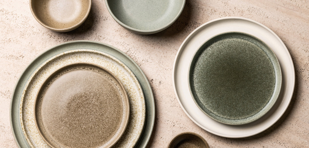 Matte serviessets van Mimo Homeware in natuurlijke, aardse kleuren. Minimalistische en Scandinavische stijl servies.