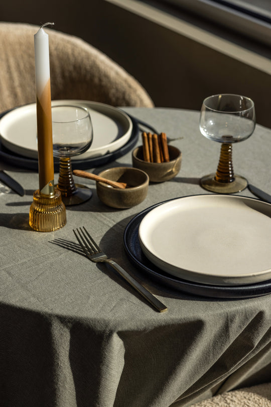 Tafelsetting met donkerblauw, wit en bruin servies van Mimo Homeware.