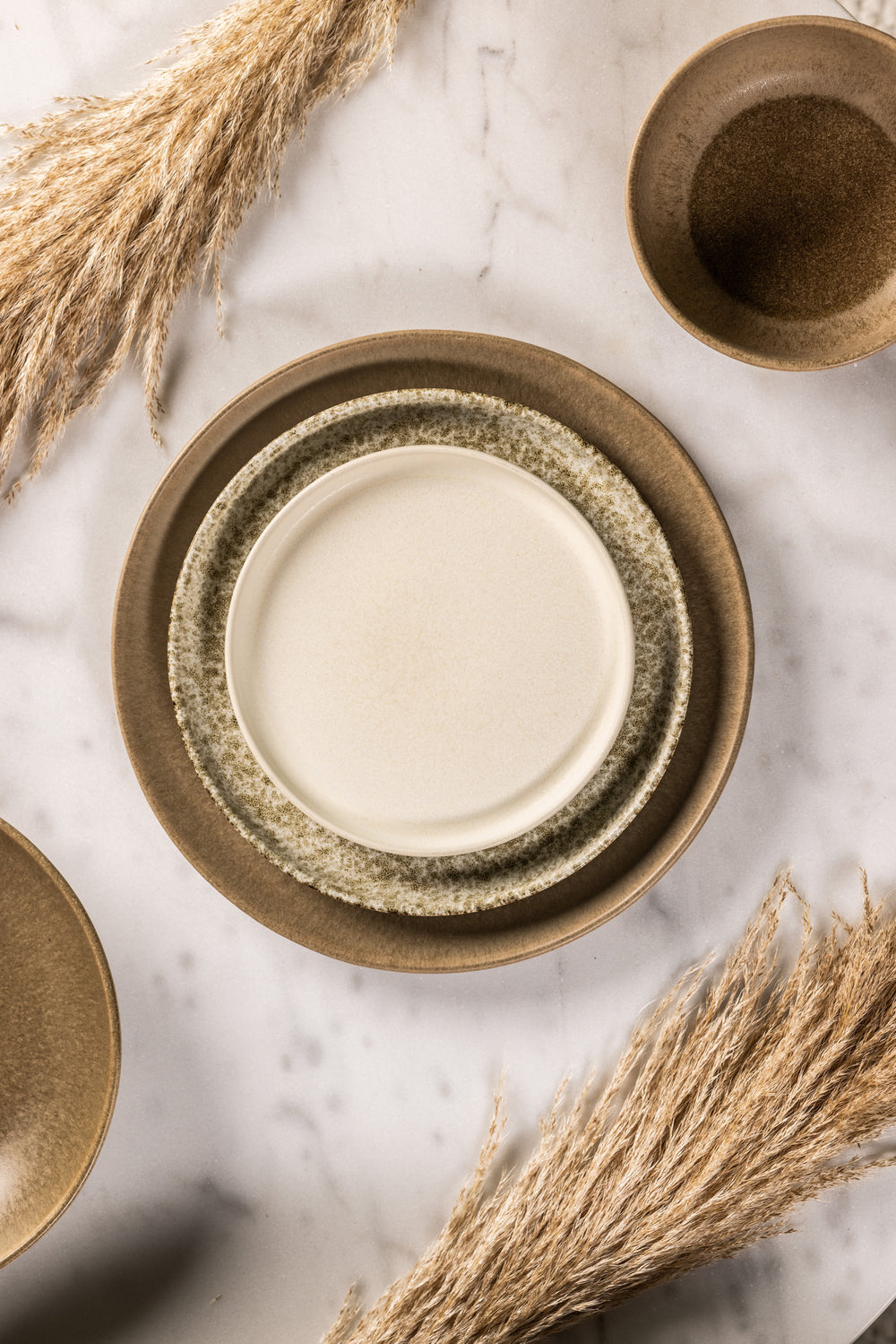 Bruine en witte borden, kommen en schaaltjes van Mimo Homeware, stapelbaar keramiek servies.