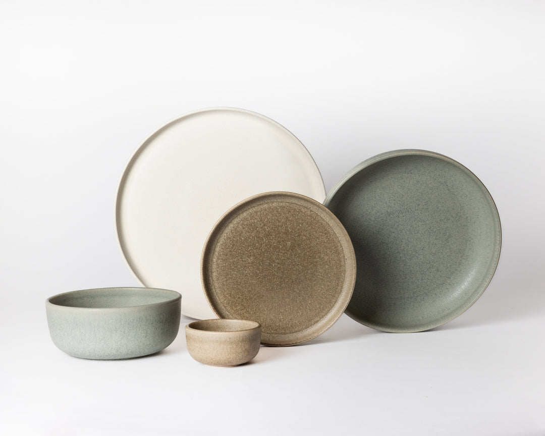 Rustiek aardewerk servies in blauwgroen, crème en bruintinten, Mimo borden van portugees keramiek.