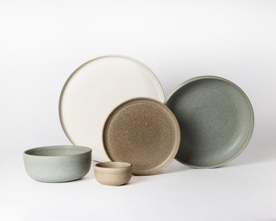 Rustiek aardewerk servies in blauwgroen, crème en bruintinten, Mimo borden van portugees keramiek.