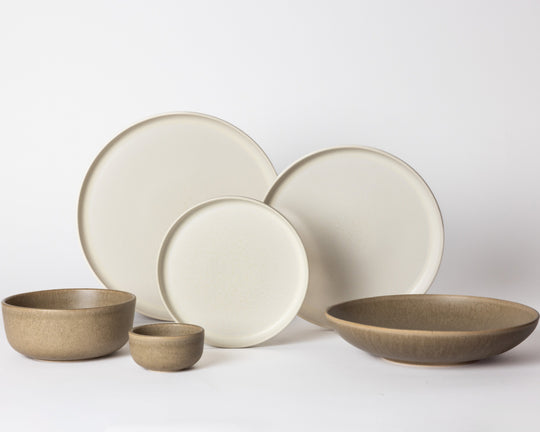 Crème wit en bruin aardewerk servies van Mimo Homeware. Serviesset voor 6 personen met minimalistische uitstraling.