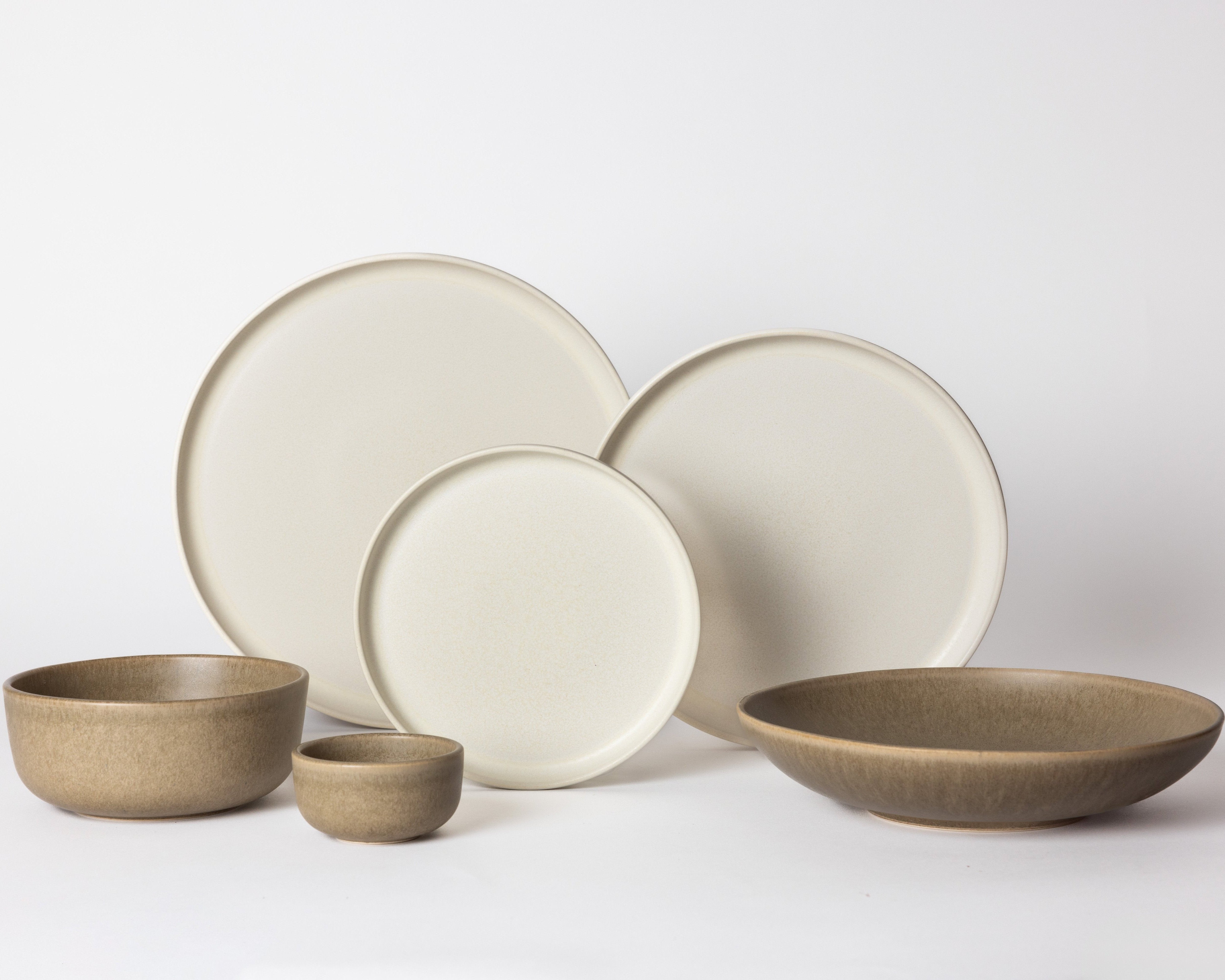 Crème wit en bruin aardewerk servies van Mimo Homeware. Serviesset voor 6 personen met minimalistische uitstraling.