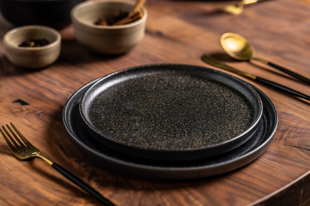 Luxe keramieken serviesset Starry Night & Midnight Blue van Mimo Homeware met diepe nachtblauwe tinten en gouden spikkels.