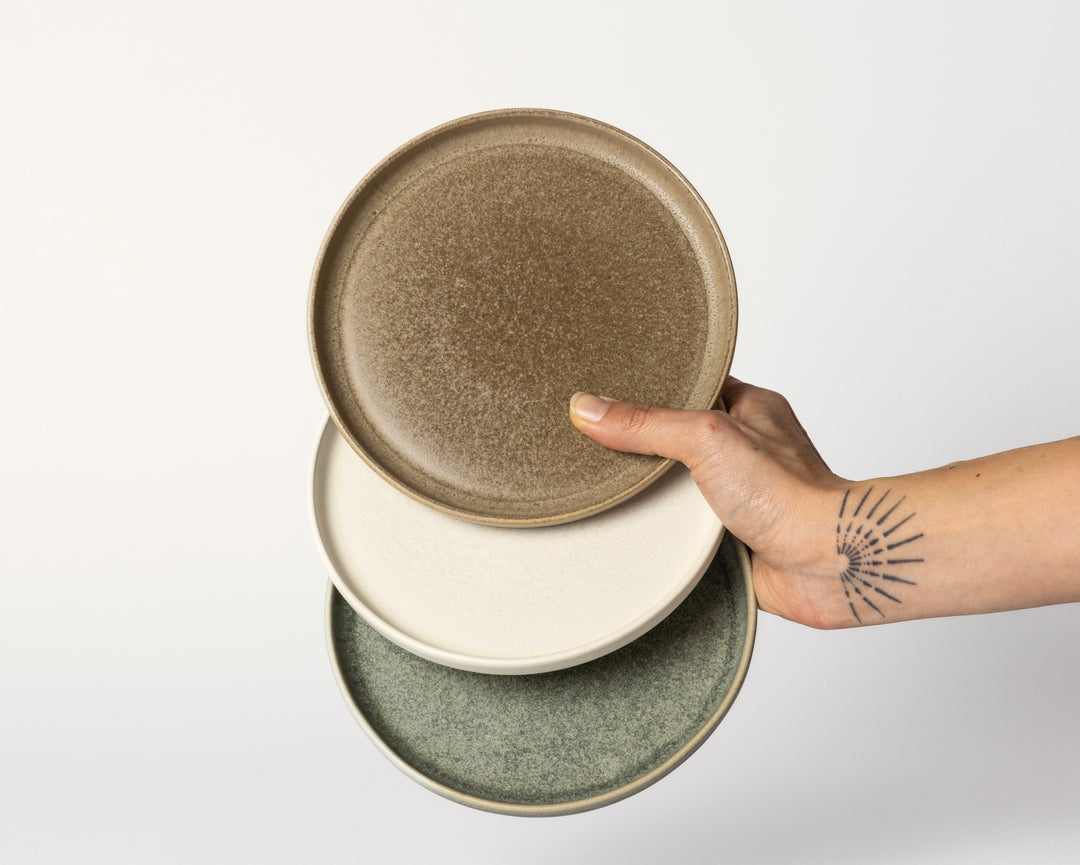 Mimo Homeware mini borden, drie verschillende natuurlijke kleuren. Bruin, crème-wit en groenblauw van Portugees keramiek