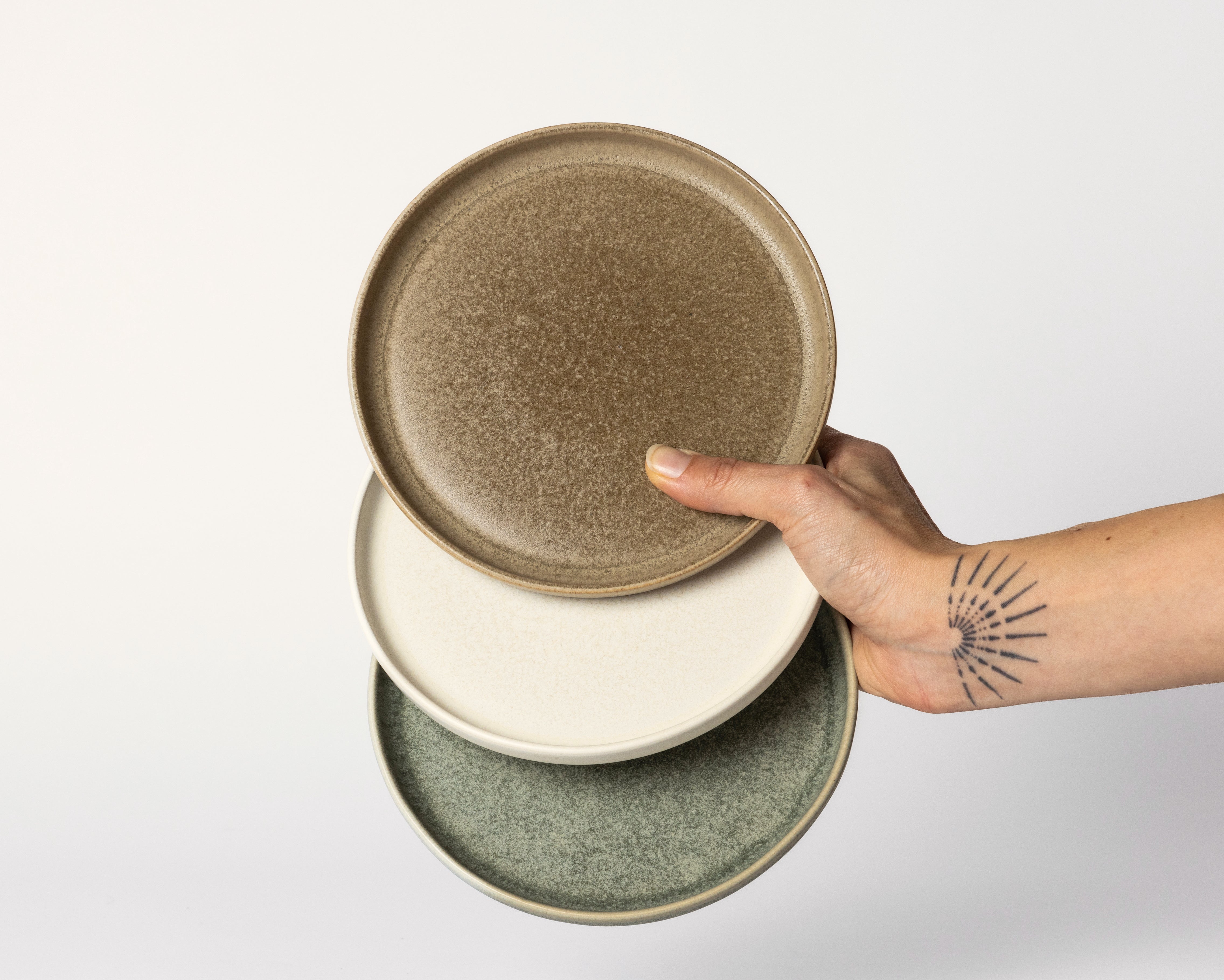 Mimo Homeware mini borden, drie verschillende natuurlijke kleuren. Bruin, crème-wit en groenblauw van Portugees keramiek