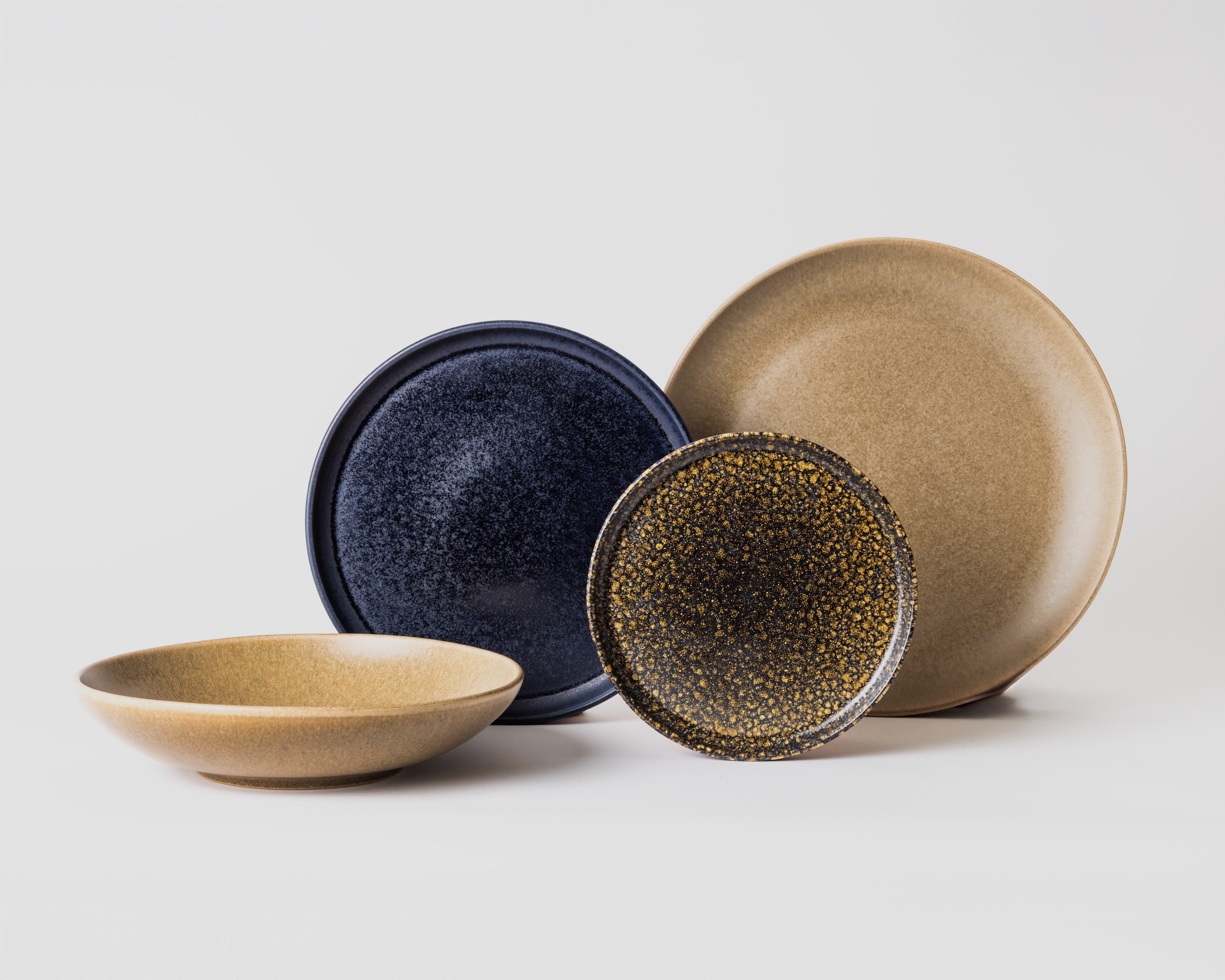 Keramieken serviesset in natuurlijke kleuren, bruin en diepblauw,van Mimo Homeware, geïnspireerd op de Portugese nacht en rotsen.