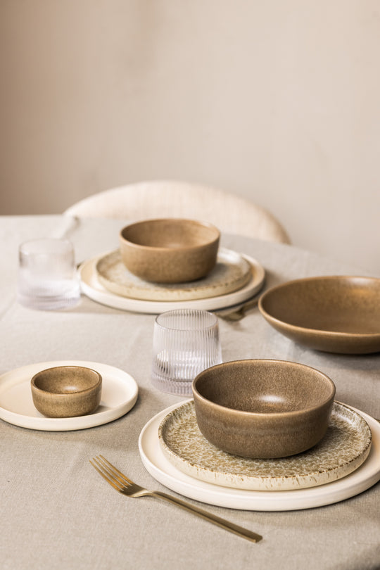 Gedekte tafel met bruin en wit servies in minimalistische stijl van Mimo Homeware.