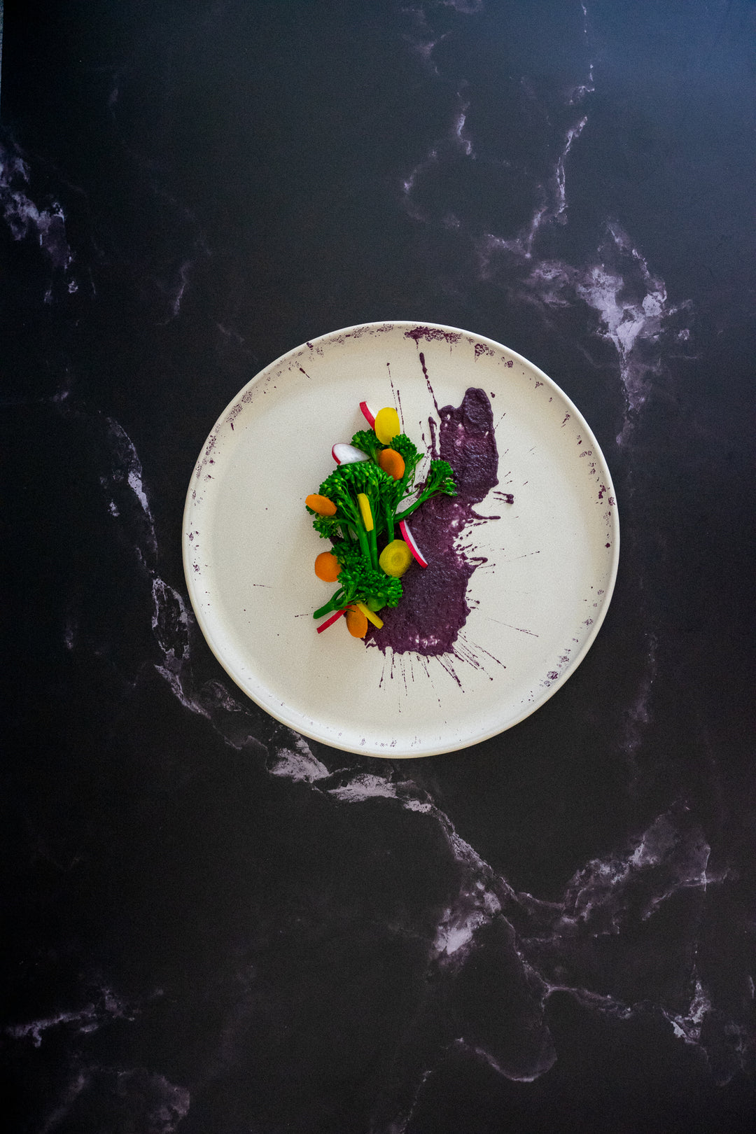 Dinerbord van serviesset met mat witte borden servies. Dutch design made in portugal.