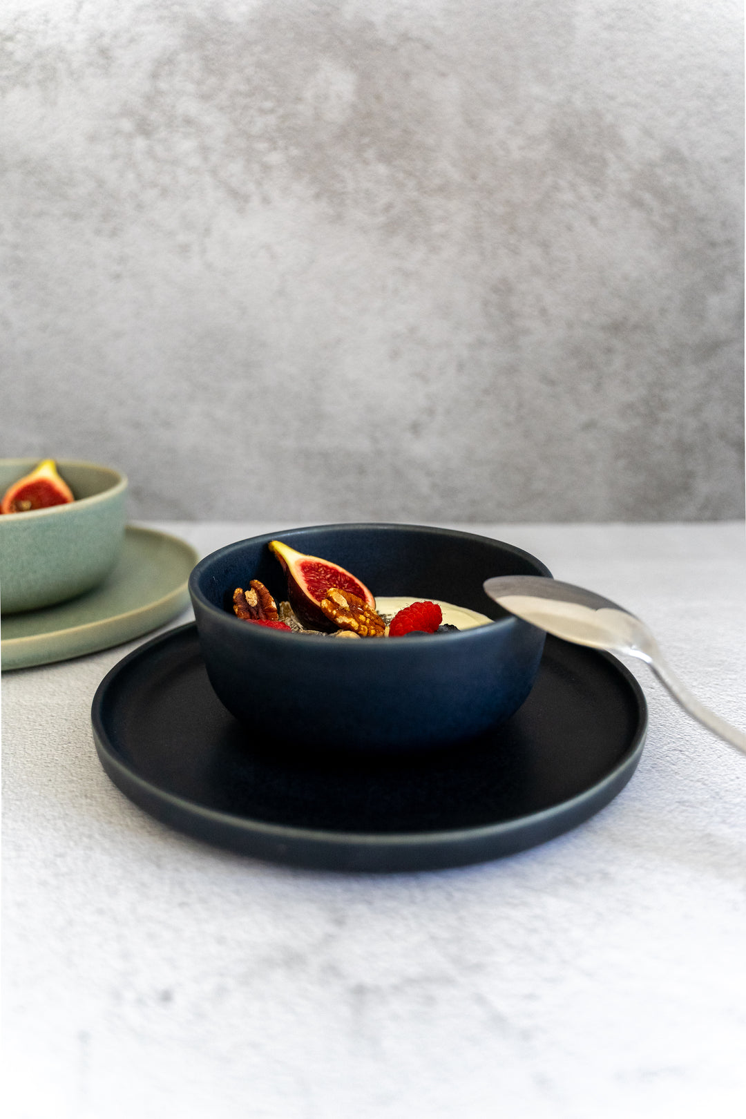 Mat donkerblauwe kom uit de Mimo Midnight Blue serviesset, geschikt voor yoghurt of fruit.