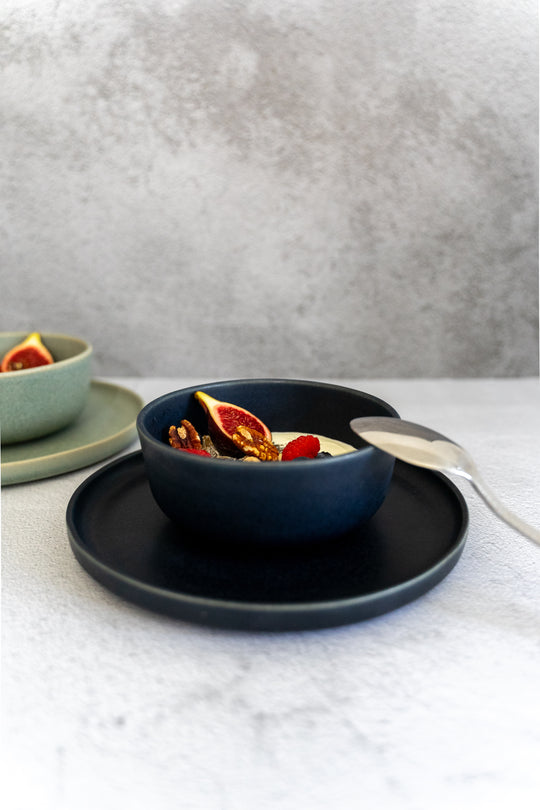 Mat donkerblauwe kom uit de Mimo Midnight Blue serviesset, geschikt voor yoghurt of fruit.